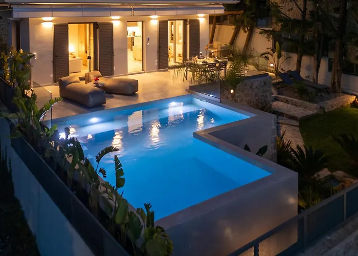 Morea Club West House Private Heated Pool וילה קלמאטה